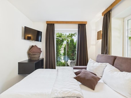 Family Apartment, Non Smoking | In-room safe, iron/ironing board, free WiFi. s'Matt Hotel