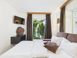Family Apartment, Non Smoking | In-room safe, iron/ironing board (on request), WiFi (free)