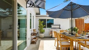 Outdoor dining - Hot tub, gym, walk to restaurants, central AC (Santa Barbara)