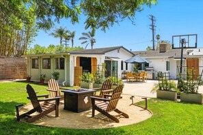 Outdoor dining - Hot tub, gym, walk to restaurants, central AC (Santa Barbara)