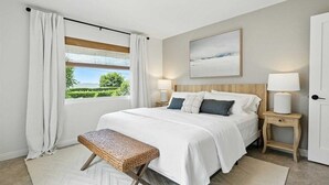 3 bedrooms, desk, iron/ironing board, travel cot - Hot tub, gym, walk to restaurants, central AC (Santa Barbara)