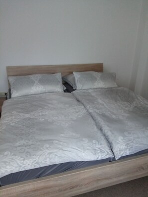 3 bedrooms, iron/ironing board, WiFi, bed sheets - Comfort vacation apartment (NR) to feel good, 5 km southwest of Bayreuth (Mistelbach)
