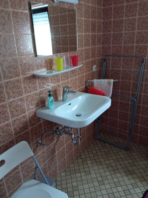 Toallas, jabón, papel de baño 