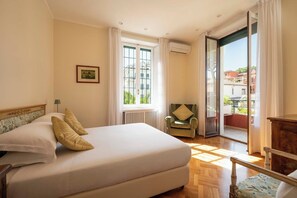 5 bedrooms, iron/ironing board, WiFi, bed sheets - Luxury apartment Colle Aventino in the center of Rome (Roma)