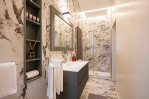 Douche, sèche-cheveux, bidet, serviettes fournies