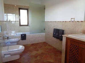Shower, hair dryer, towels - QUINTA SANTHI, Foupana (Moncarapacho)