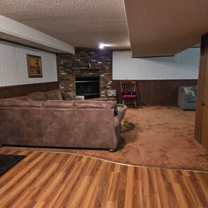 Living area - Vintage Country Retreat and Peaceful (Freeburg)
