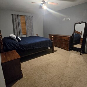 3 bedrooms, iron/ironing board, WiFi, bed sheets - Vintage Country Retreat and Peaceful (Freeburg)