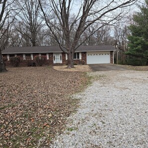 Exterior - Vintage Country Retreat and Peaceful (Freeburg)