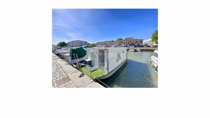 Unclassified image, 2 of 32, button - Unusual night on a fully air-conditioned and heated houseboat (Beaucaire)