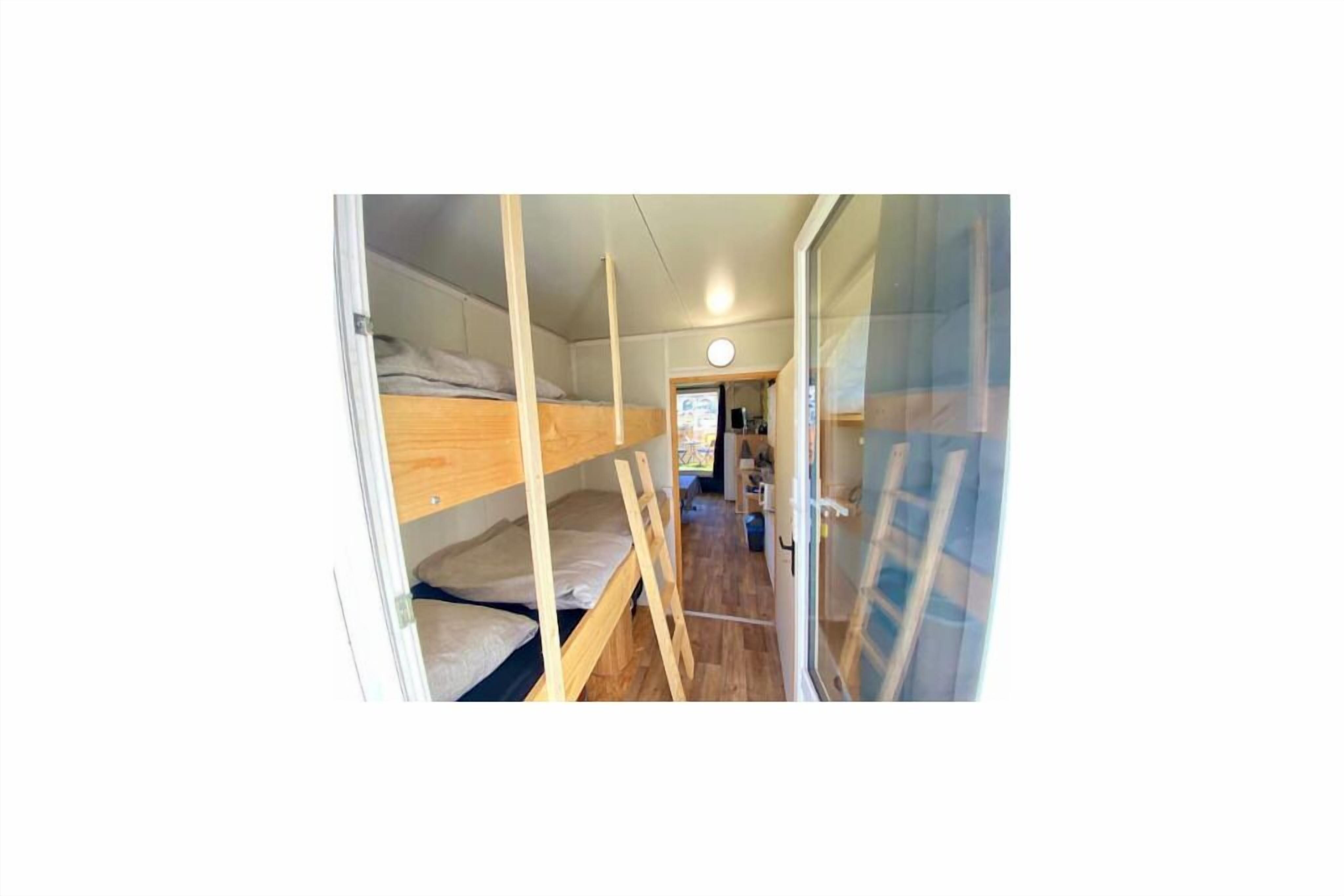 2 bedrooms, bed sheets