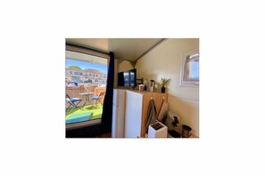 Interior - Unusual night on a fully air-conditioned and heated houseboat (Beaucaire)