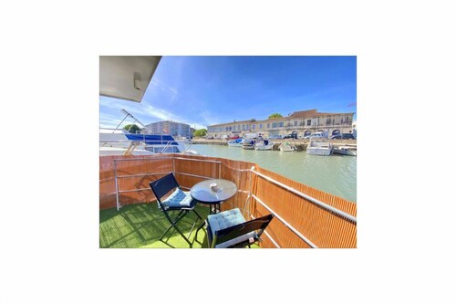 Unusual night on a fully air-conditioned and heated houseboat