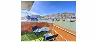 Unusual night on a fully air-conditioned and heated houseboat