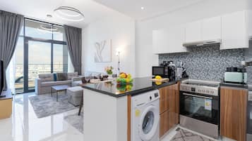 Luksus-lejlighed - balkon - byudsigt | Opholdsområde | 65-tommers smart-tv med kabelkanaler