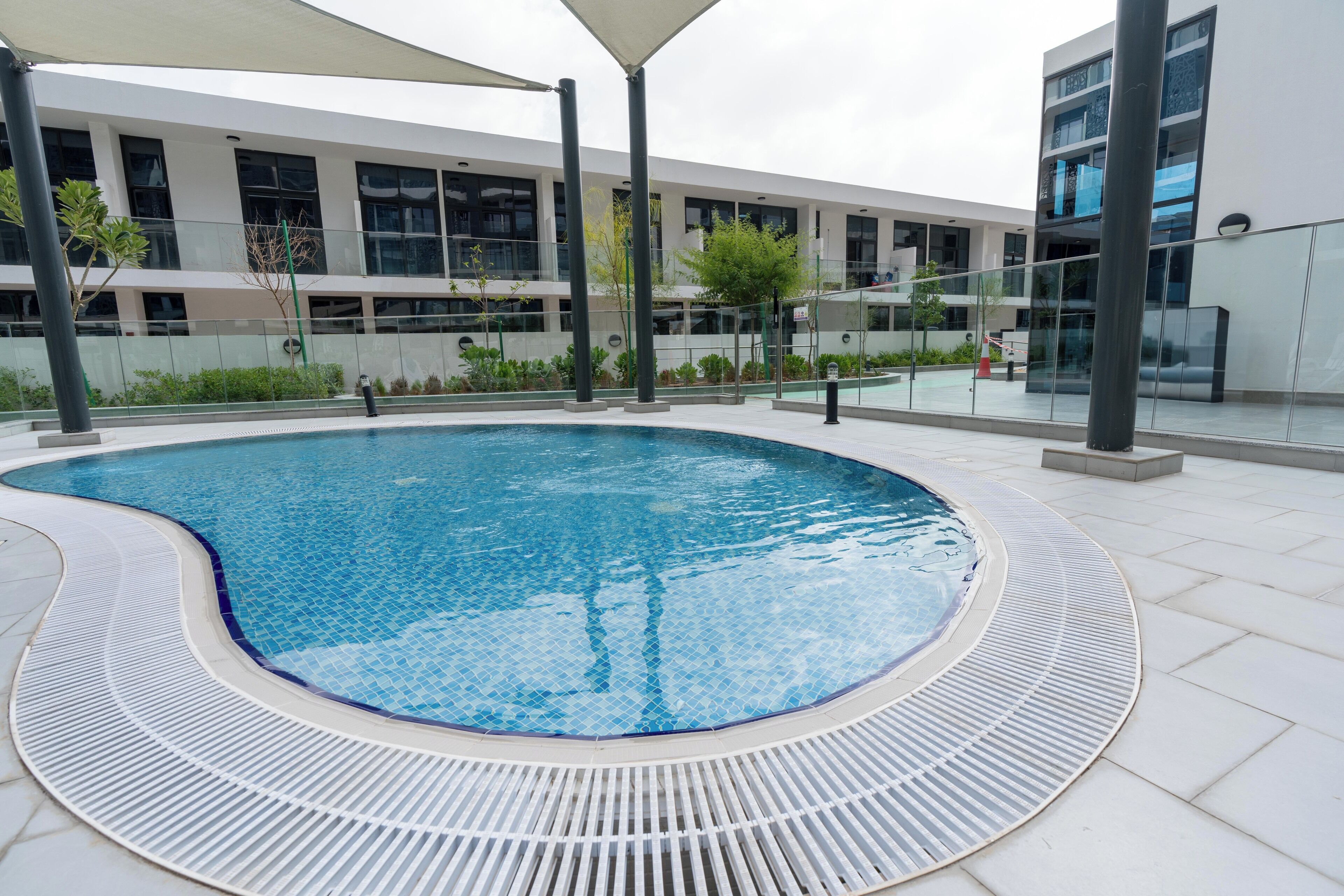 สระว่ายน้ำกลางแจ้ง