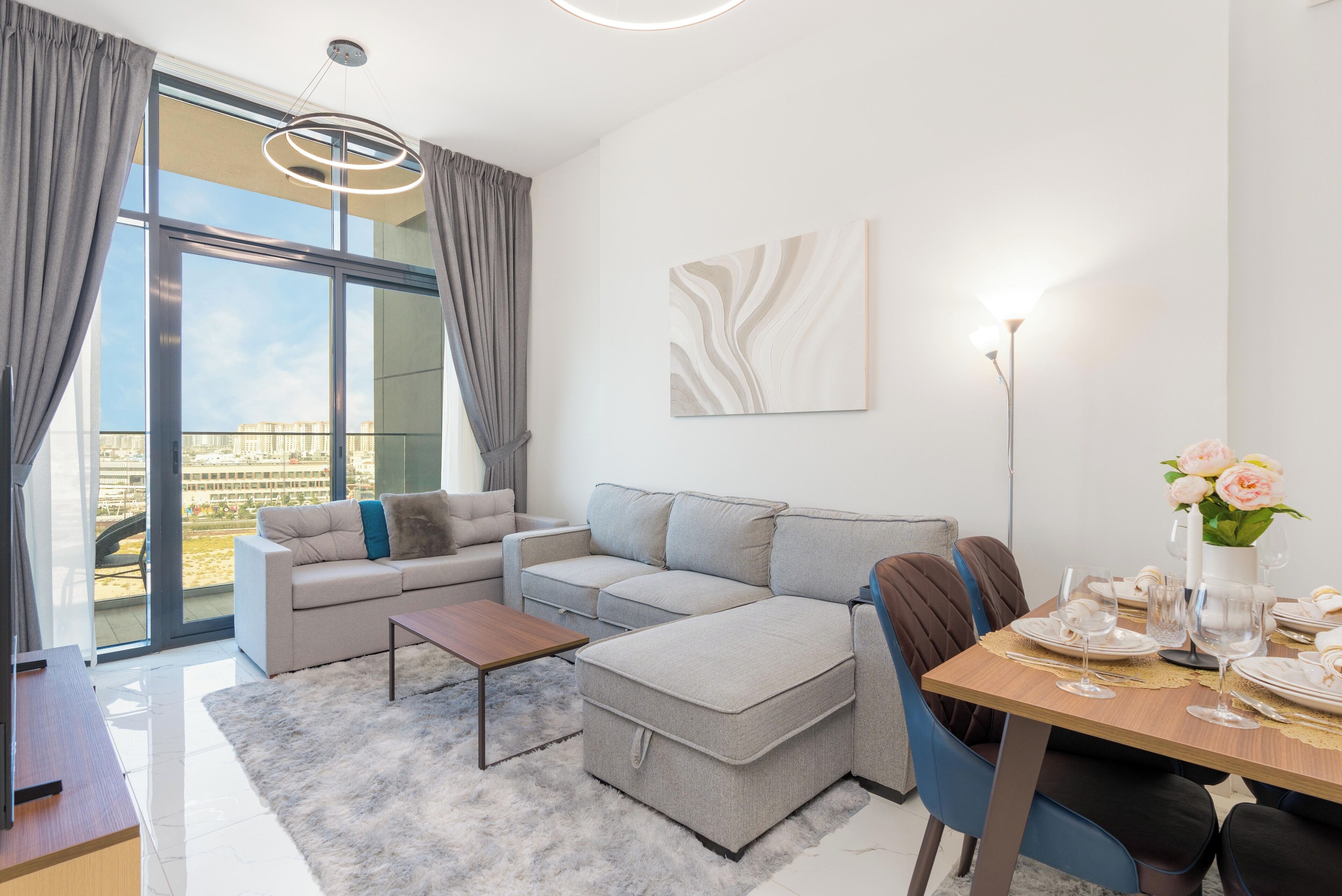 奢华公寓, 阳台, 城市景观 | 起居区 | 65-英寸智能电视（配备有线频道）