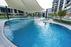 Una piscina al aire libre