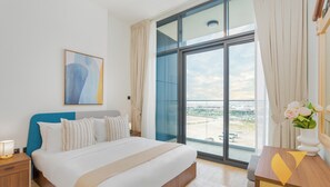 Caja de seguridad en la habitación y tabla de planchar con plancha 