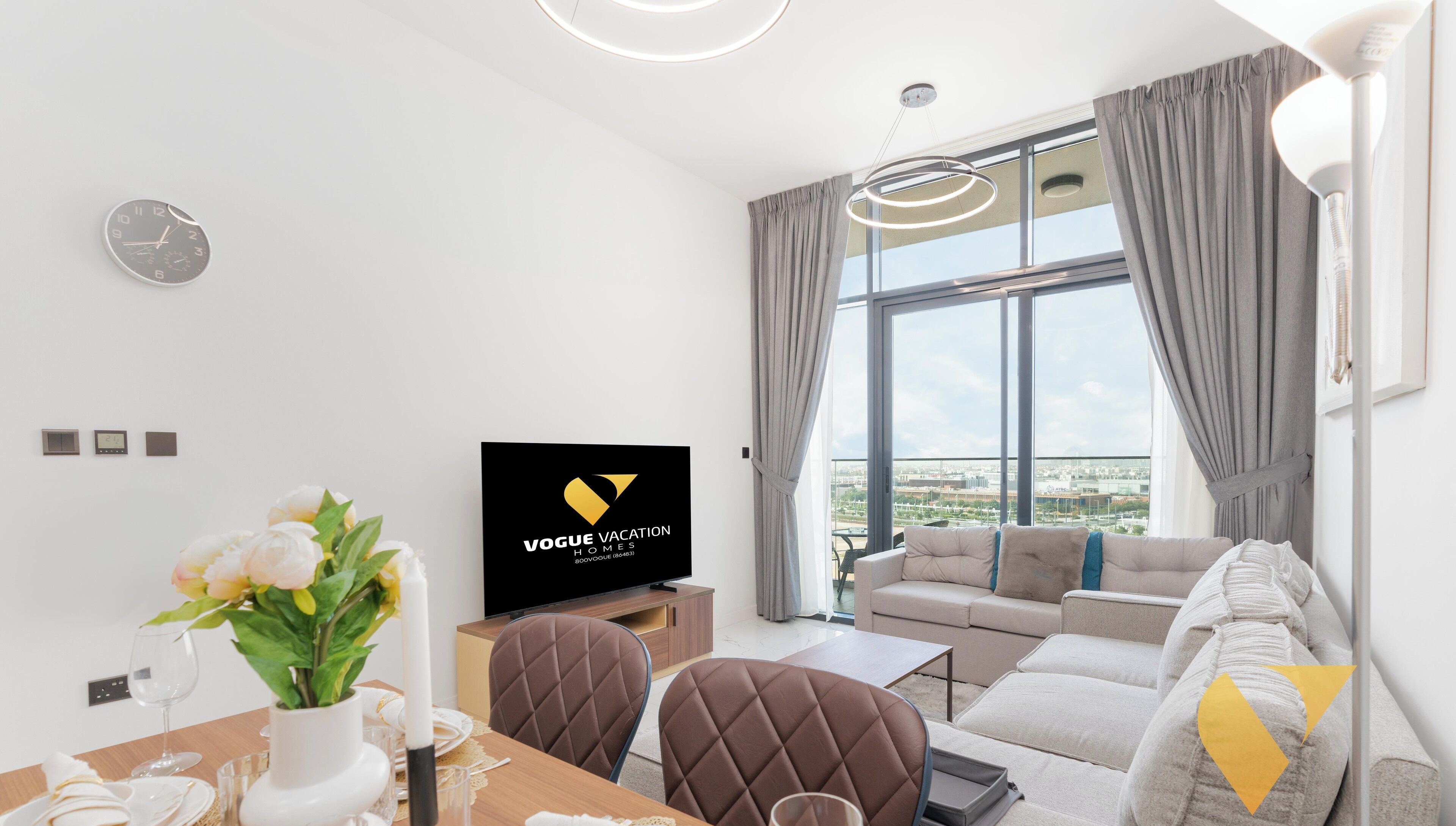Luksusleilighet, balkong, byutsikt | Oppholdsområde | En 65-tommers smart-TV med kabel-kanaler