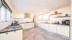 Fridge, microwave, oven, coffee/tea maker - Sophisticated villa with heatable pool (Albufeira)