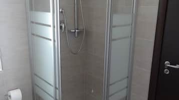 Dutxa, articles de tocador gratuïts, assecador de cabells i tovalloles