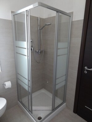 Shower, free toiletries, hair dryer, towels - ROOMS DI MATTEO (Marche)