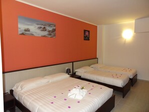 Comfort Quadruple Room, Balcony, Hill View - ROOMS DI MATTEO (Marche)