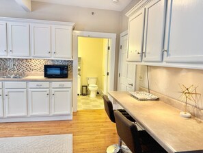 Een koelkast, een microgolfoven, een oven, een vaatwasser