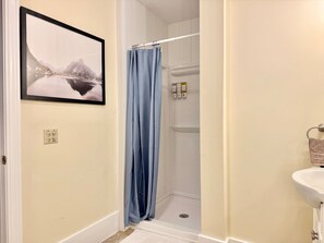 Hair dryer, towels - Great Harbor Inn Clarks Quarters (Southwest Harbor)
