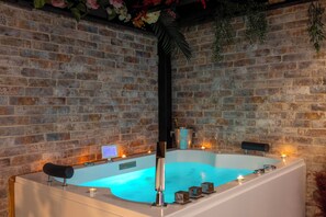 Jetted bath, hair dryer, towels, soap - At the llea Suite retro spa Treat yourself to a romantic getaway in the heart of Avignon (Avignon)