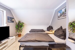 Tabla de planchar con plancha, wifi, ropa de cama