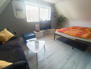 Tabla de planchar con plancha, wifi, ropa de cama