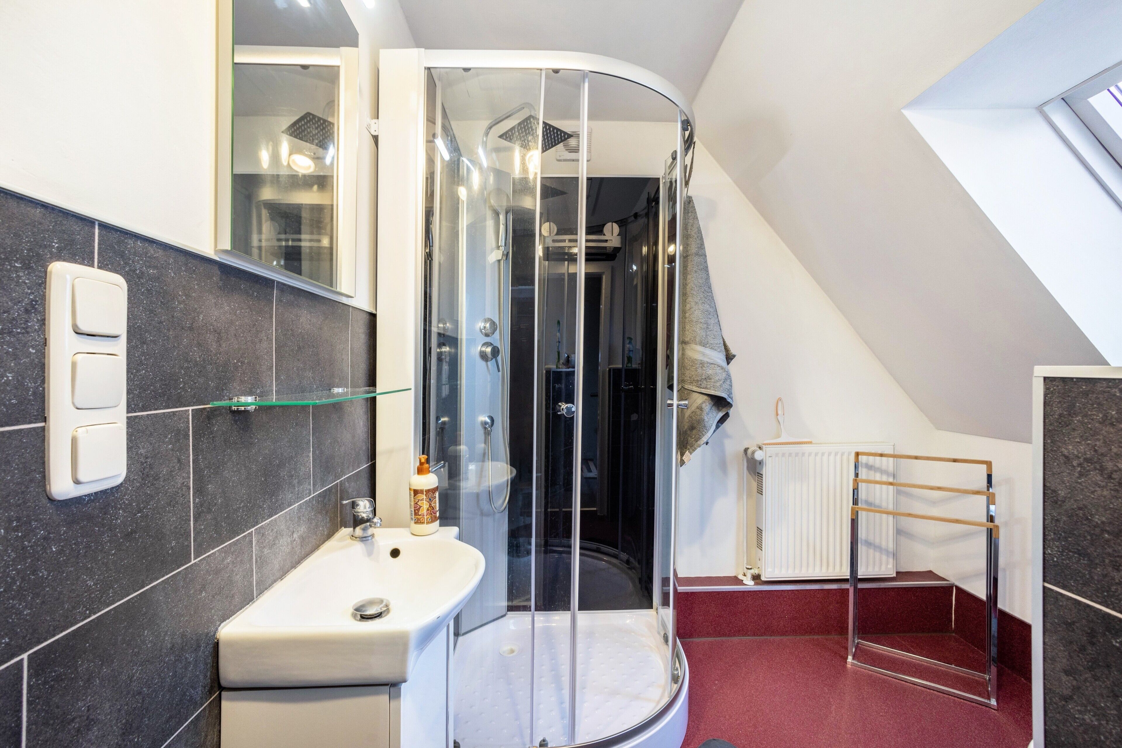 シャワー、ヘアドライヤー、タオル