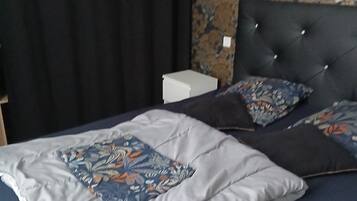 2 bedrooms, internet, bed sheets