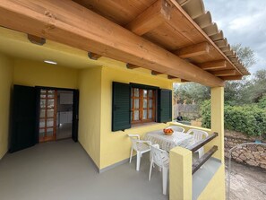 Outdoor dining - Apartment 'Casa Bougainville Cala D'Ambra' with Sea View, Wi-Fi & Air Conditioning (San Teodoro)