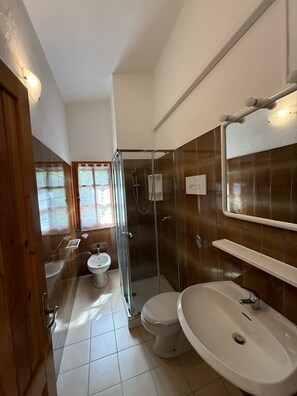 Shower, hair dryer, towels - Apartment 'Casa Bougainville Cala D'Ambra' with Sea View, Wi-Fi & Air Conditioning (San Teodoro)
