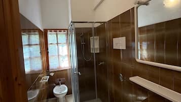 Douche, sèche-cheveux, serviettes fournies