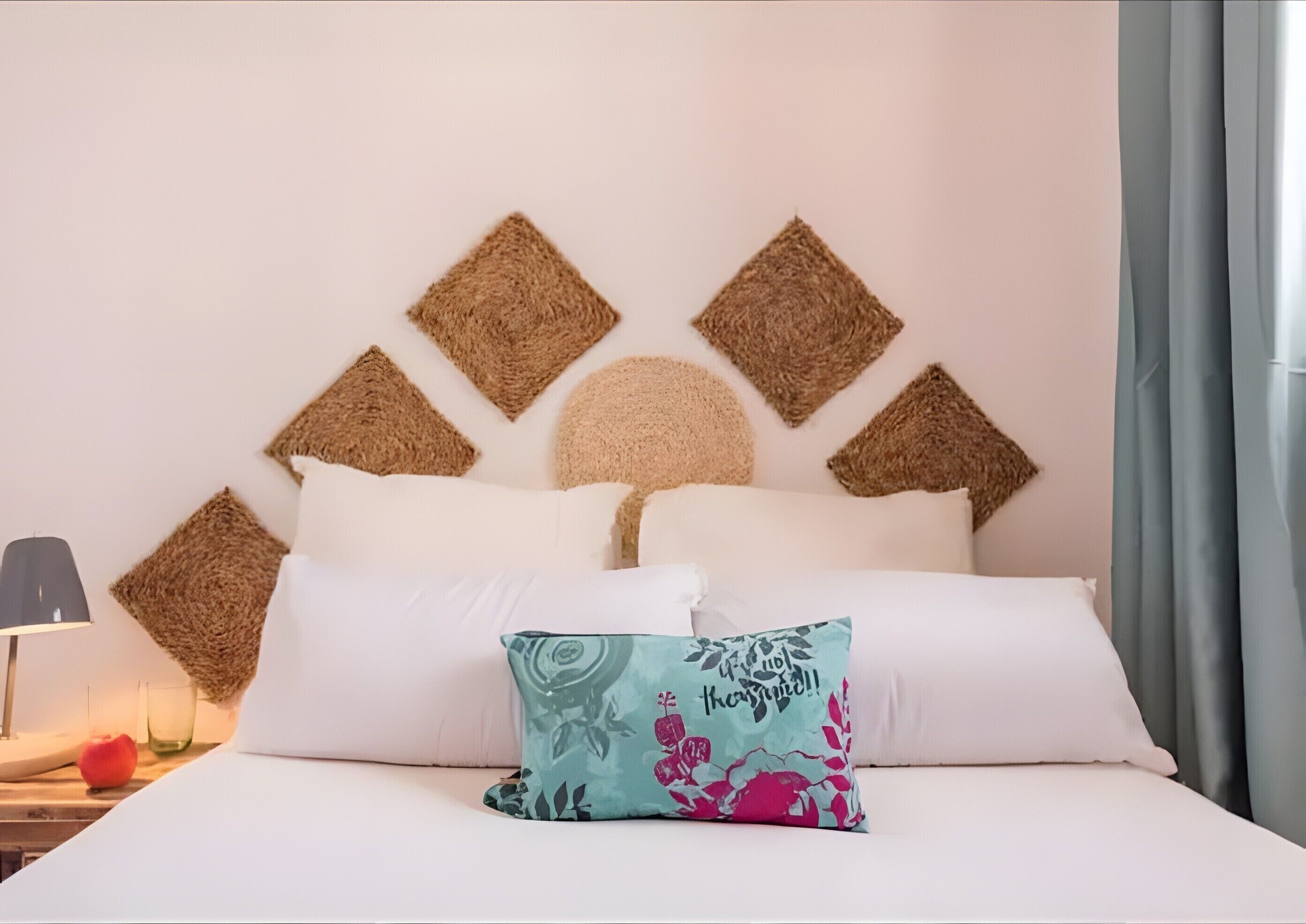 Tabla de planchar con plancha, wifi, ropa de cama