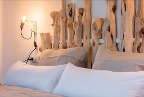 Een strijkplank/strijkijzer, wifi, beddengoed