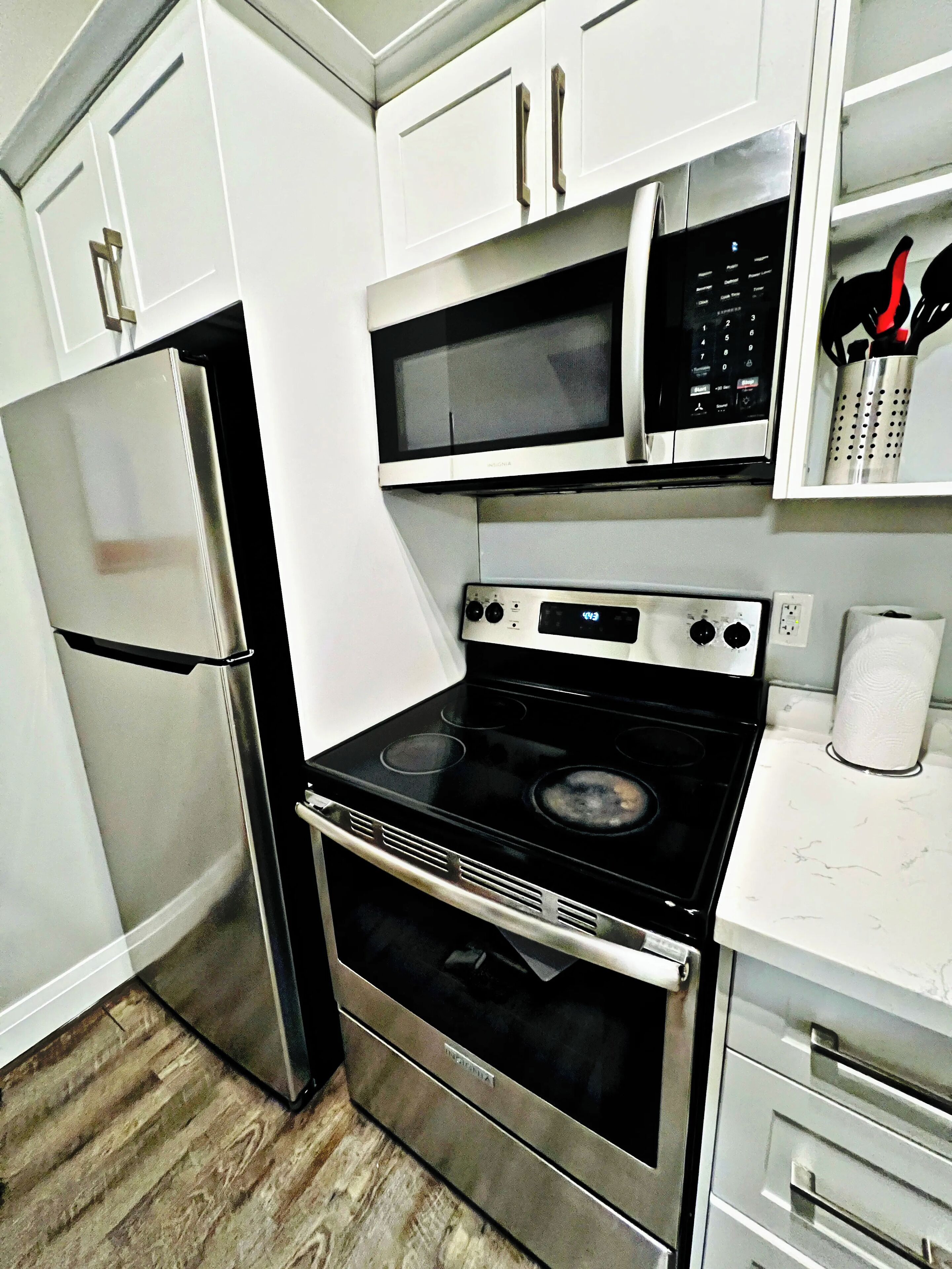 Frigorífico, microondas, horno y placa de cocina