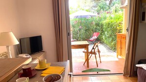 TV - LA Péguière, 2-room apartment (27m²), for 2 adults and 1 child, air-conditioned, garden, parking and beach 5 minutes walk away (Saint Raphael)