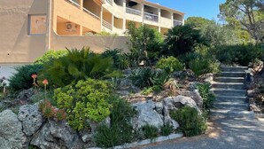 Exterior - LA Péguière, 2-room apartment (27m²), for 2 adults and 1 child, air-conditioned, garden, parking and beach 5 minutes walk away (Saint Raphael)