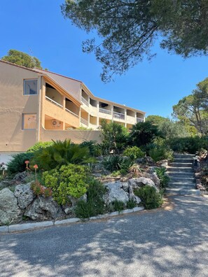 Exterior - LA Péguière, 2-room apartment (27m²), for 2 adults and 1 child, air-conditioned, garden, parking and beach 5 minutes walk away (Saint Raphael)