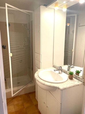 Shower, hair dryer, towels - LA Péguière, 2-room apartment (27m²), for 2 adults and 1 child, air-conditioned, garden, parking and beach 5 minutes walk away (Saint Raphael)