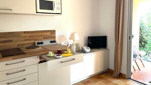 Coffee/tea maker, fridge, microwave, oven - LA Péguière, 2-room apartment (27m²), for 2 adults and 1 child, air-conditioned, garden, parking and beach 5 minutes walk away (Saint Raphael)