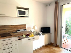 Wasserkocher mit Kaffee-/Teezubehör, Kühlschrank, Mikrowelle, Ofen