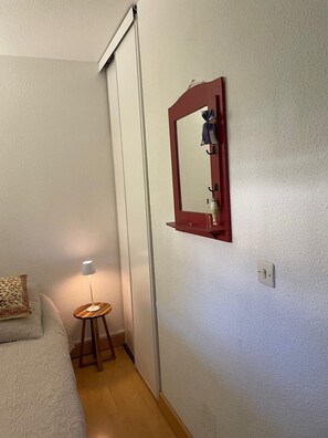 1 多间卧室、熨斗/熨衣板、床单