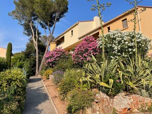 Property grounds - LA Péguière, 2-room apartment (27m²), for 2 adults and 1 child, air-conditioned, garden, parking and beach 5 minutes walk away (Saint Raphael)