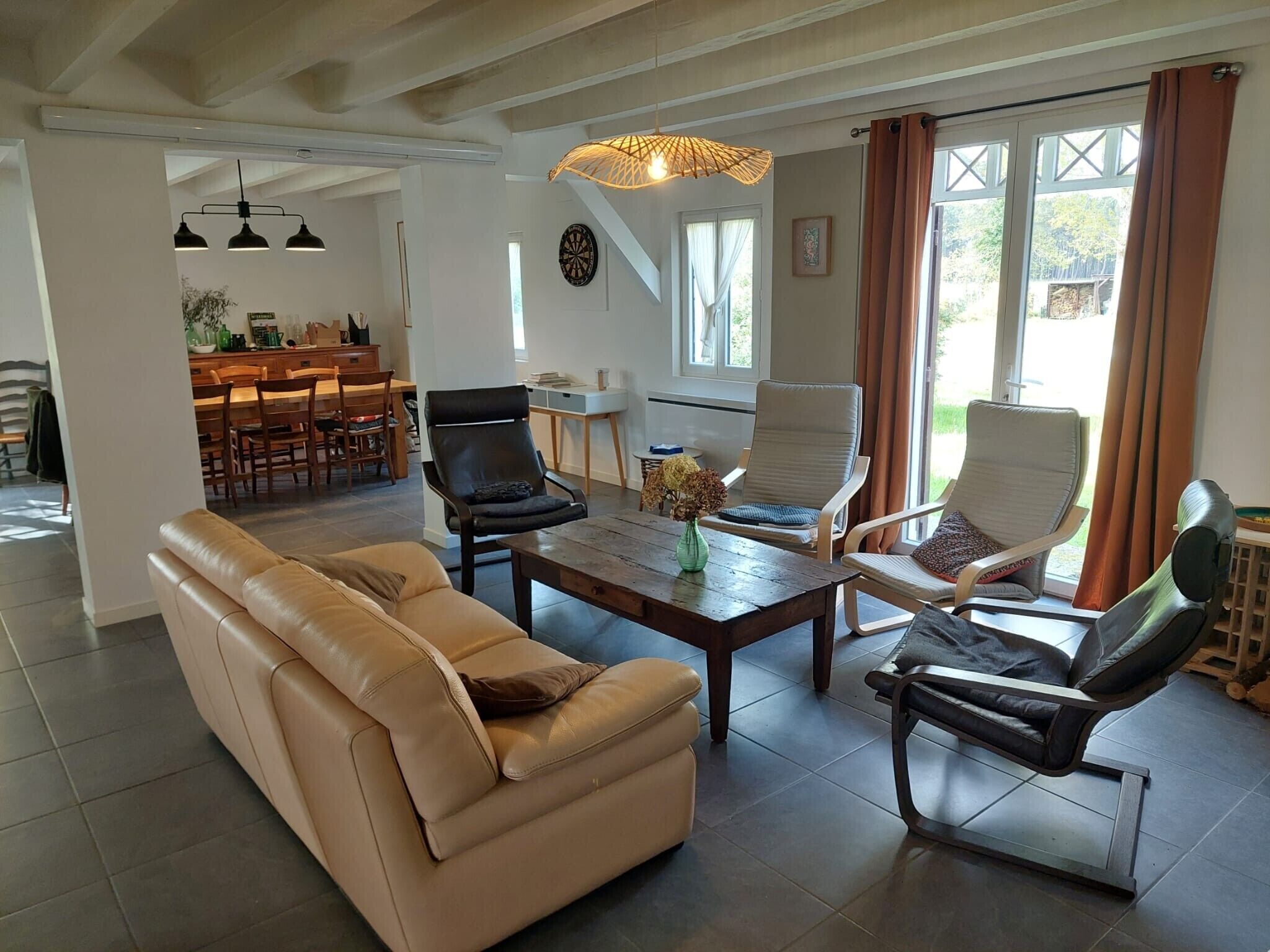 Televisión y chimenea 